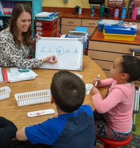 Elementary teacher phonics instruction with small group